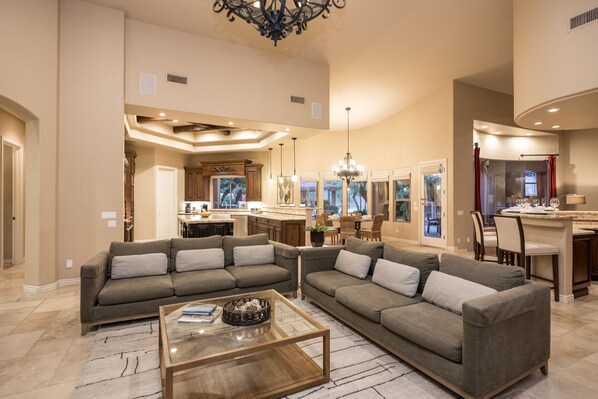 Älytelevisio, takka, videopelejä, DVD-soitin