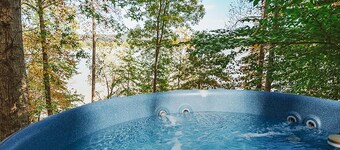 Hot tub overlooking Lake Monroe. Pet Friendly!
