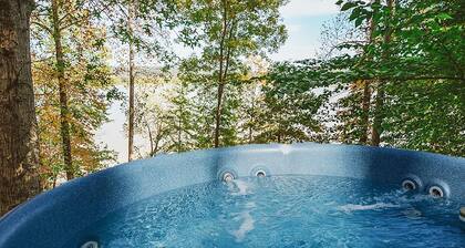 Näk��ala järvelle Monroe seisoo Soaring Eagle Log Cabin.