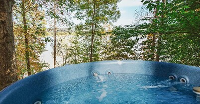 Hot tub overlooking Lake Monroe. Pet Friendly!