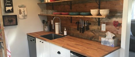 Refrigerador, microondas, lavavajillas y cafetera y tetera