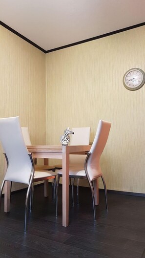 Apartamento de lujo, 3 habitaciones | 1 dormitorio, tabla de planchar con plancha, wifi gratis y ropa de cama