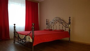 Apartamento de lujo, 3 habitaciones | 1 dormitorio, tabla de planchar con plancha, wifi gratis y ropa de cama