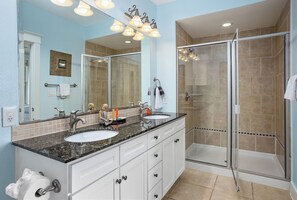 Combined shower/bathtub, hair dryer - License 2 Chill-Ocean Front-Book 5+nights get 15% discount-Corner View3BD/2BA (Galveston)