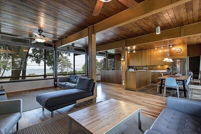 GLASS HOUSE 5 BR Private Lake Erie Beach Great for Summer, Fall & Winter 