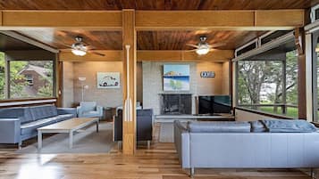 Smart-TV, Kamin, DVD-Player