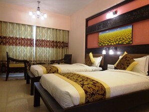 Phòng Deluxe, 1 phòng ngủ, hút thuốc, quang cảnh núi | Két bảo mật tại phòng, bàn, giường gấp/giường phụ (phụ phí)
