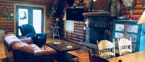 تلفزيون ذكي، مدفأة، كُتُب، ستيريو