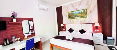 Quarto casal superior, vista para o jardim | Roupas de cama premium, frigobar, escrivaninha, quartos à prova de som
