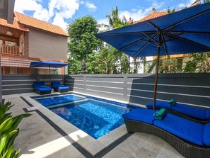 Hồ bơi ngoài trời, dù/ô trên bãi biển/hồ bơi, ghế dài tắm nắng 