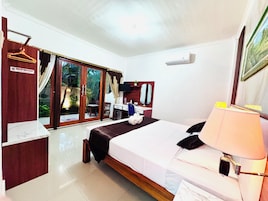 Quarto casal superior, vista para o jardim | Roupas de cama premium, frigobar, escrivaninha, quartos à prova de som