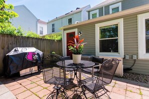 Outdoor dining - OG Highlands Home, Walkable & priv parking! (Louisville)
