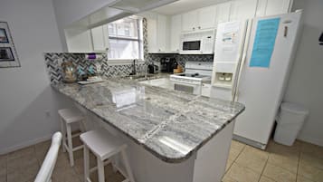 Kühlschrank, Mikrowelle, Herdplatte, Geschirrspüler