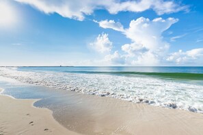 On the beach - "BEACHFRONT" 4th Floor Condo ~ Phoenix East ~ Balcony ~ ORANGE BEACH OCEANFRONT (Orange Beach)