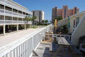 Outdoor dining - Spring Break is calling!~ Perfect time to plan that beach getaway! (Gulf Shores)