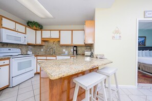 Kjøleskap, mikrobølgeovn, ovn og oppvaskmaskin