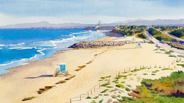 Une plage avec un poste de surveillance pour les sauveteurs, un ciel dégagé et des montagnes à l’horizon.