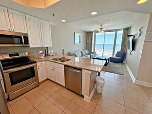 ثلاجة، ميكروويف، موقد طهي مسطح، غسالة أطباق