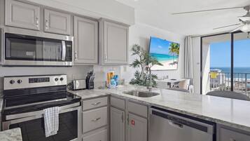 Réfrigérateur, micro-ondes, four, plaque de cuisson