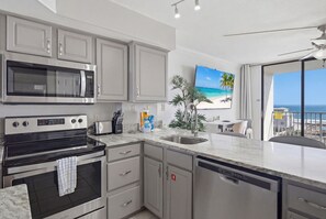 Fridge, microwave, oven, stovetop - Things are different at the beach ~~~ 🏖️ Come enjoy the breeze! (Gulf Shores)
