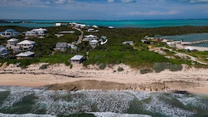 Una zona costera con casas, una playa y vistas al océano.