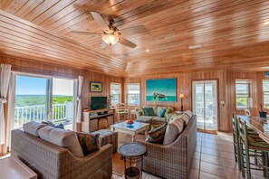 Smart-TV, DVD-Player, Bücher, Stereoanlage