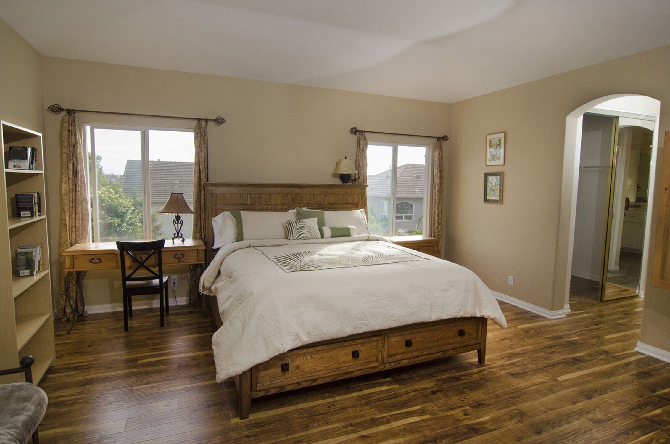 6 habitaciones, escritorio y tabla de planchar con plancha 