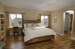 6 bedrooms, desk, iron/ironing board, travel cot