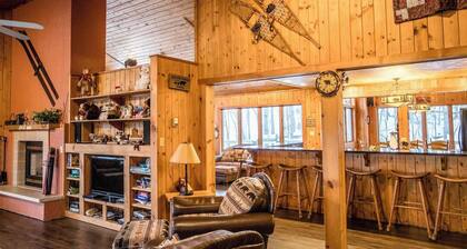 Suuri Trailside Lomakoti upeilla Kalusteet ja sisätiloissa poreallas ja sauna