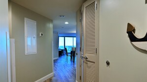 Un pasillo con una puerta que da a una habitación con vistas.