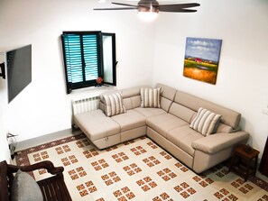 スマートテレビ、暖炉、ステレオ