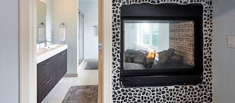 Luxury 10-Bedroom Retreat Sleeps 20: 19 FT SWIM SPA, Chef’s Kitchen, POOL Table!