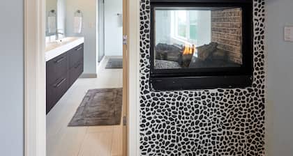 Luxury 10-Bedroom Retreat Sleeps 20: 19 FT SWIM SPA, Chef’s Kitchen, POOL Table!