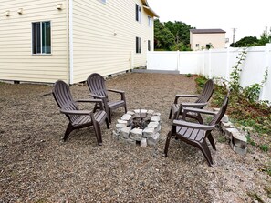 Property grounds - Luxury 10-Bedroom Retreat Sleeps 20: 19 FT SWIM SPA, Chef’s Kitchen, POOL Table! (Lincoln Beach)