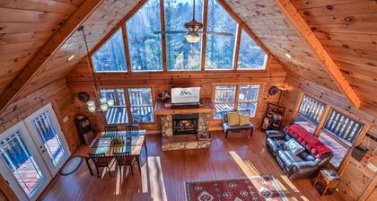Cozy Cabin w/ Game Room, Jetted Tub & Views | + Biltmore Pass Included