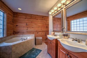 Douche, baignoire à remous, séchoir à cheveux, serviettes fournies