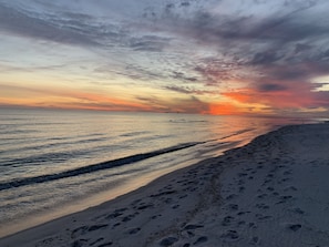 On the beach - 5 Minute walk to the Beach, Dog friendly Seagrass Cottage (Gulf Shores)
