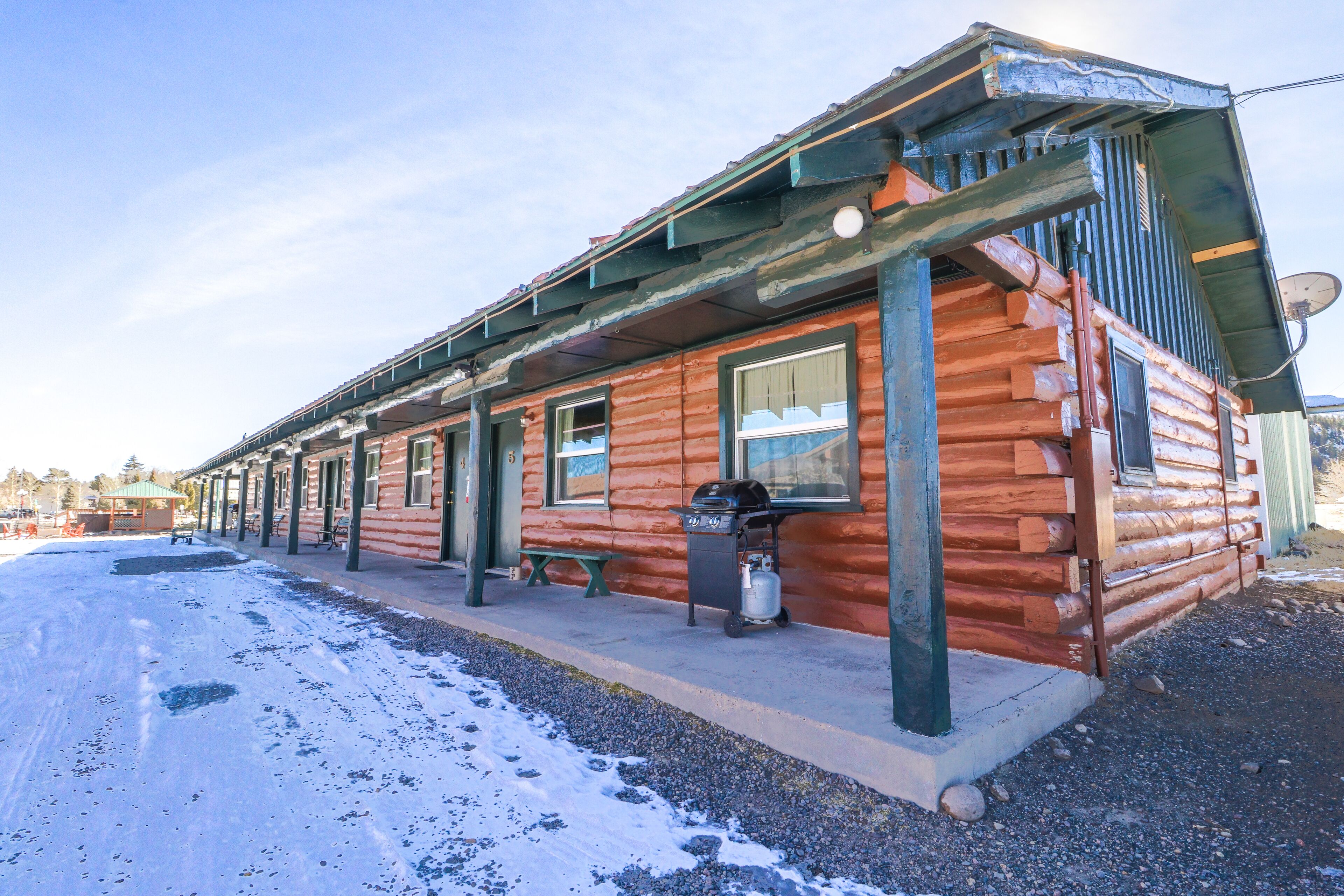 Dog-friendly, 17-unit property with fireplaces and space for over 100