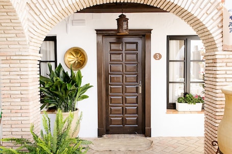 50-tums platt-tv med kabelkanaler och smart-tv