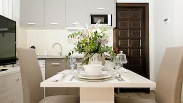 Cofres nos quartos, escrivaninha, cortinas blackout