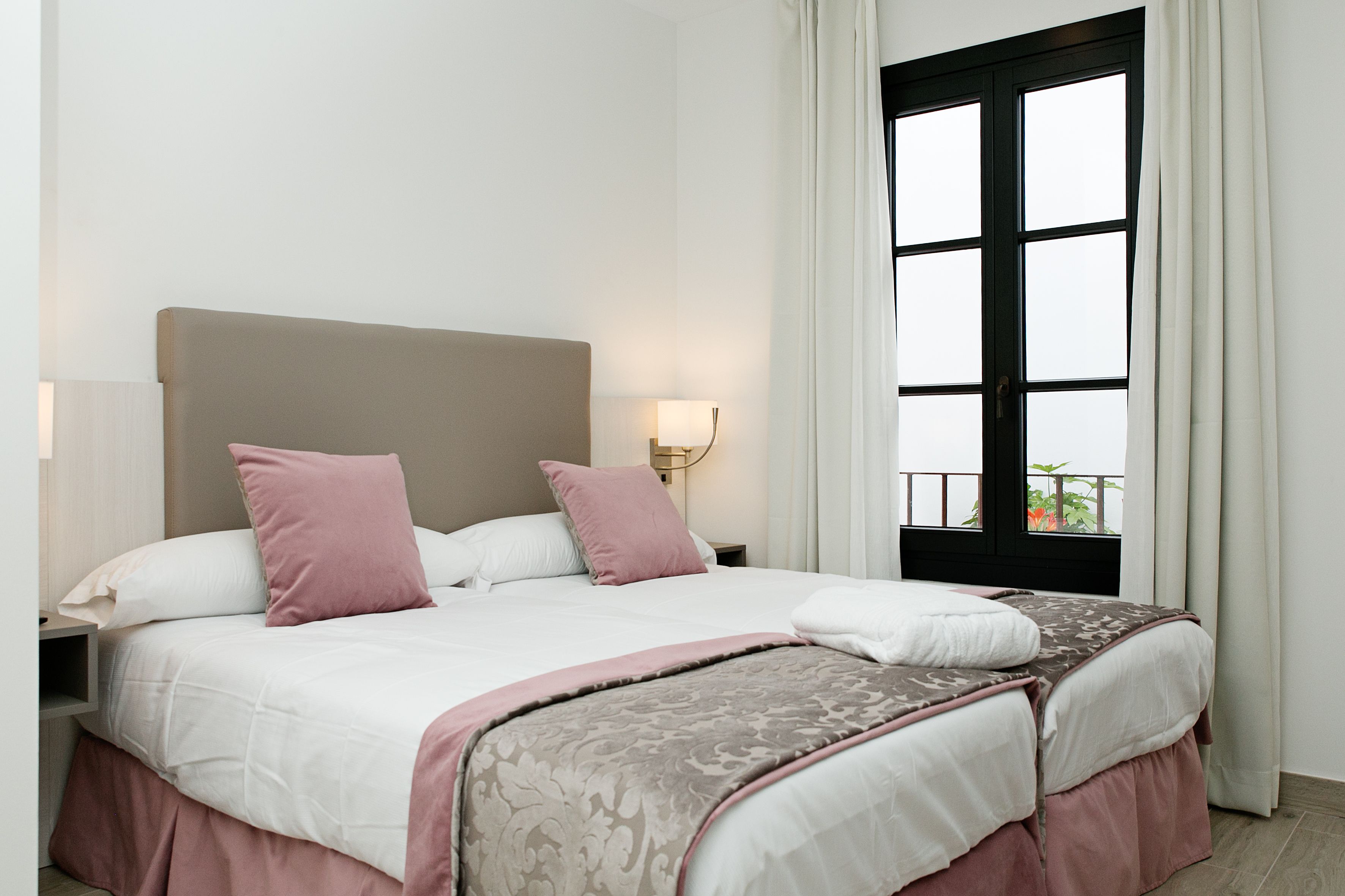 Een kluis op de kamer, een bureau, verduisterende gordijnen