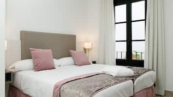 Een kluis op de kamer, een bureau, verduisterende gordijnen