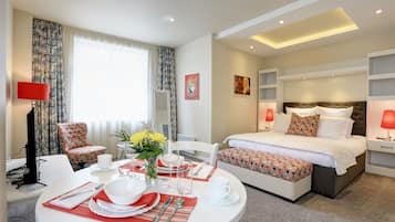 Junior Suite, 1 Queen Bed, Kitchenette, Corner