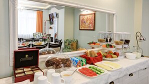 فطور كامل مجانًا يوميًا