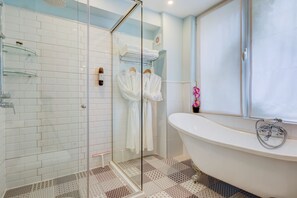 Deluxe Suite, 1 King Bed, Kitchenette, Corner | Bathroom | Designer toiletries, hair dryer, bathrobes, slippers - City Boutique Inn (Varna)
