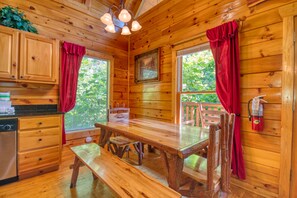 Dining - Charming Cabin with Private Hot Tub & Pool Table (Sevierville)