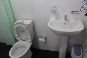 Deluxe Room, 5 Bedrooms, Non Smoking, Garden Area | Bathroom | Shower, free toiletries, shampoo