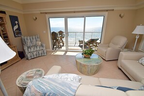 Een televisie, een dvd-speler en een filmbibliotheek