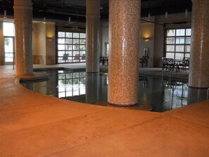 Een binnenzwembad, een verwarmd zwembad