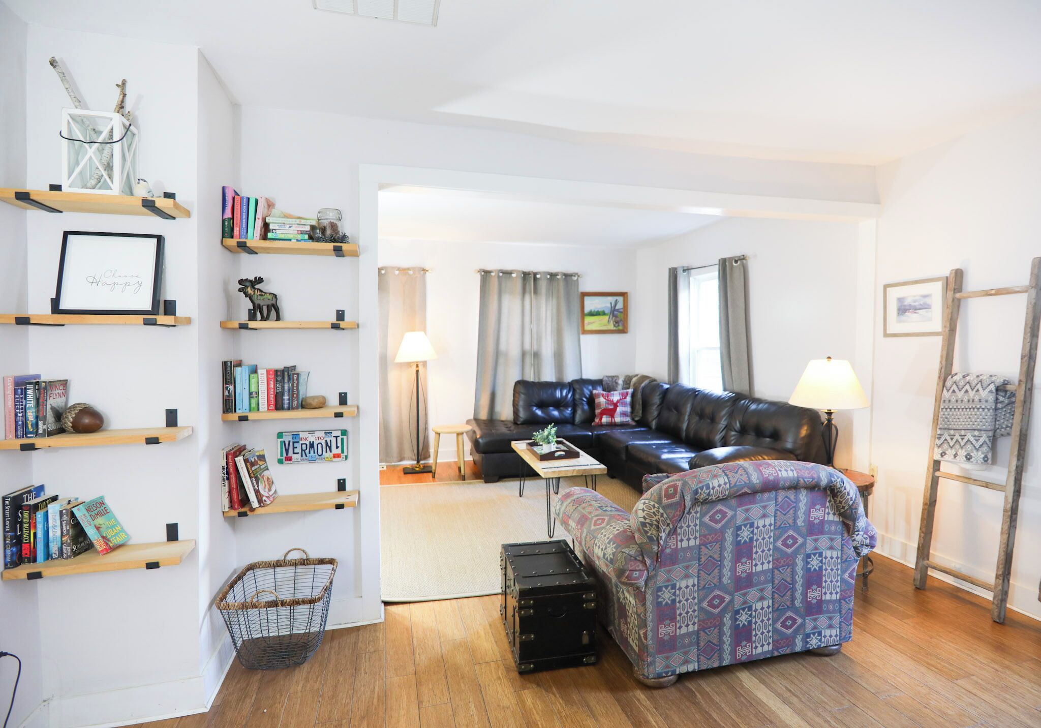 Smart-tv, een open haard en boeken